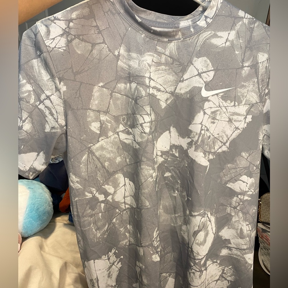 Nike Men's Abstract Gray T-Shirt